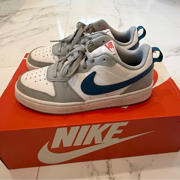 Nike Kids Sneakers Size 5Y Grey White Blue – With Box - Picture 2 of 4